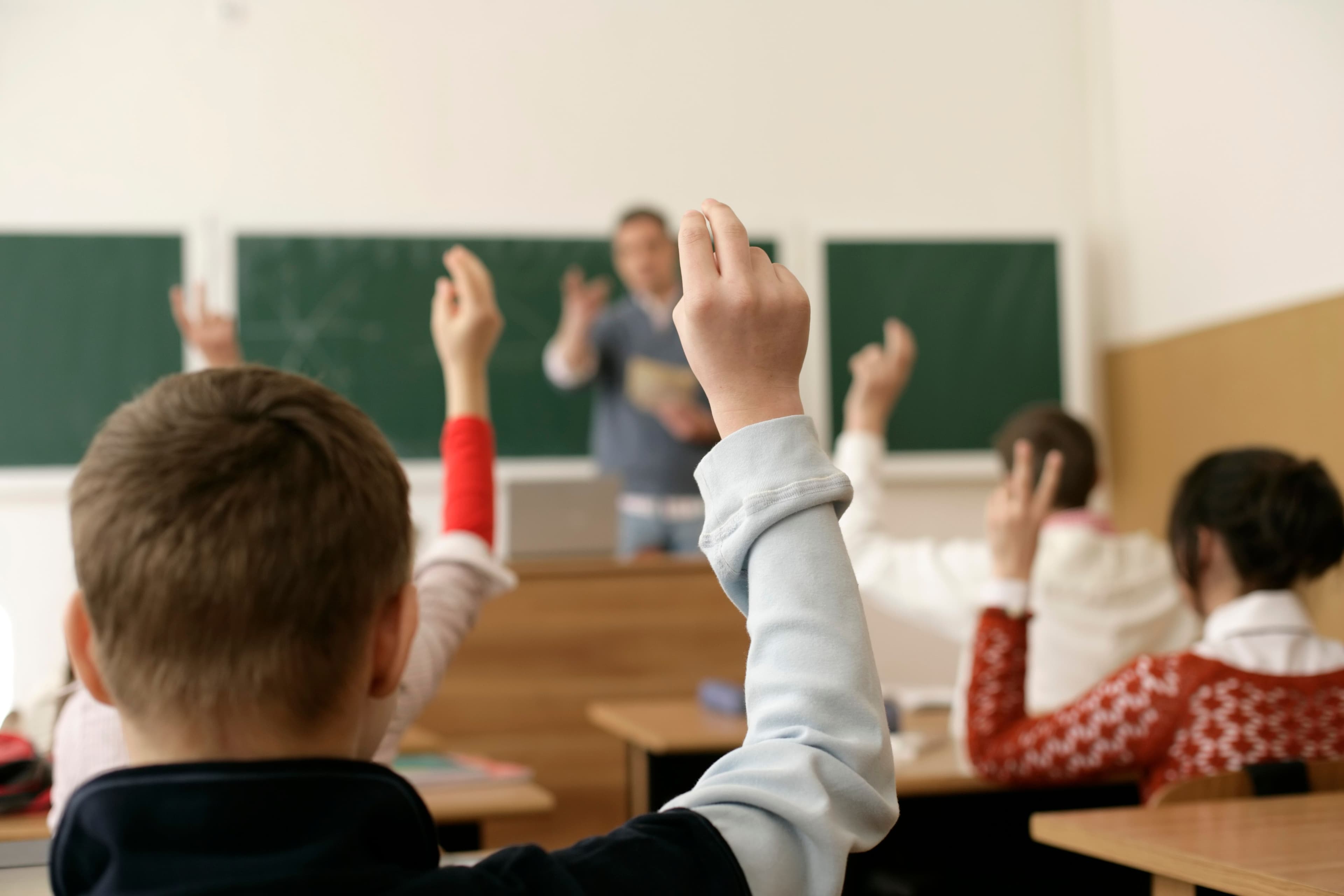 Estudiantes participando en clase